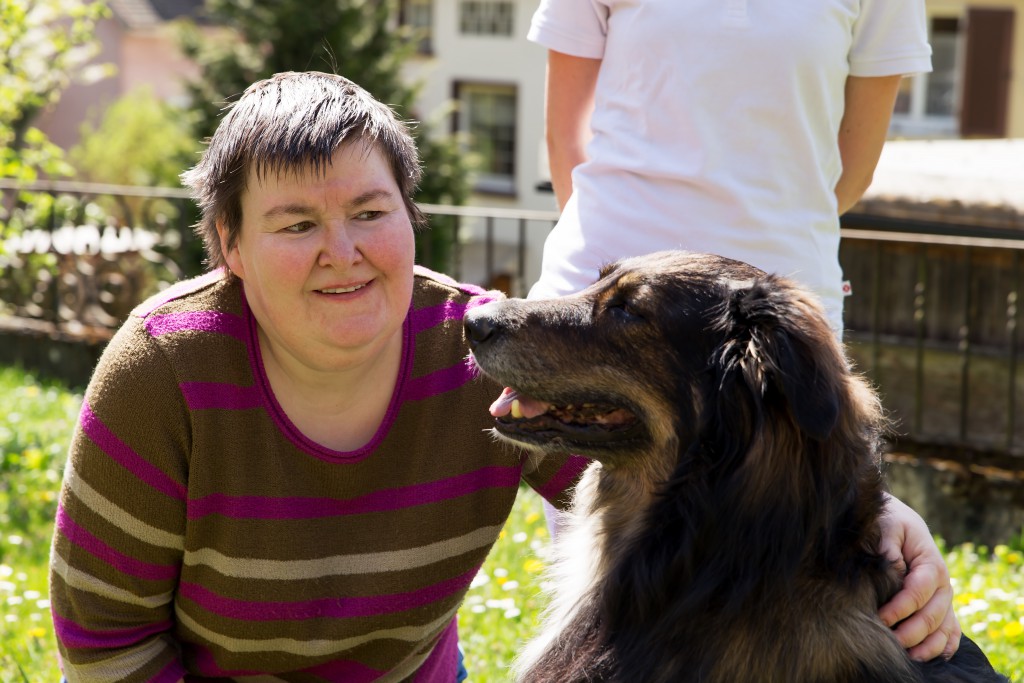 Oft werden Hunde für die Therapie eingesetzt. Bild: Miriam Dörr - fotolia