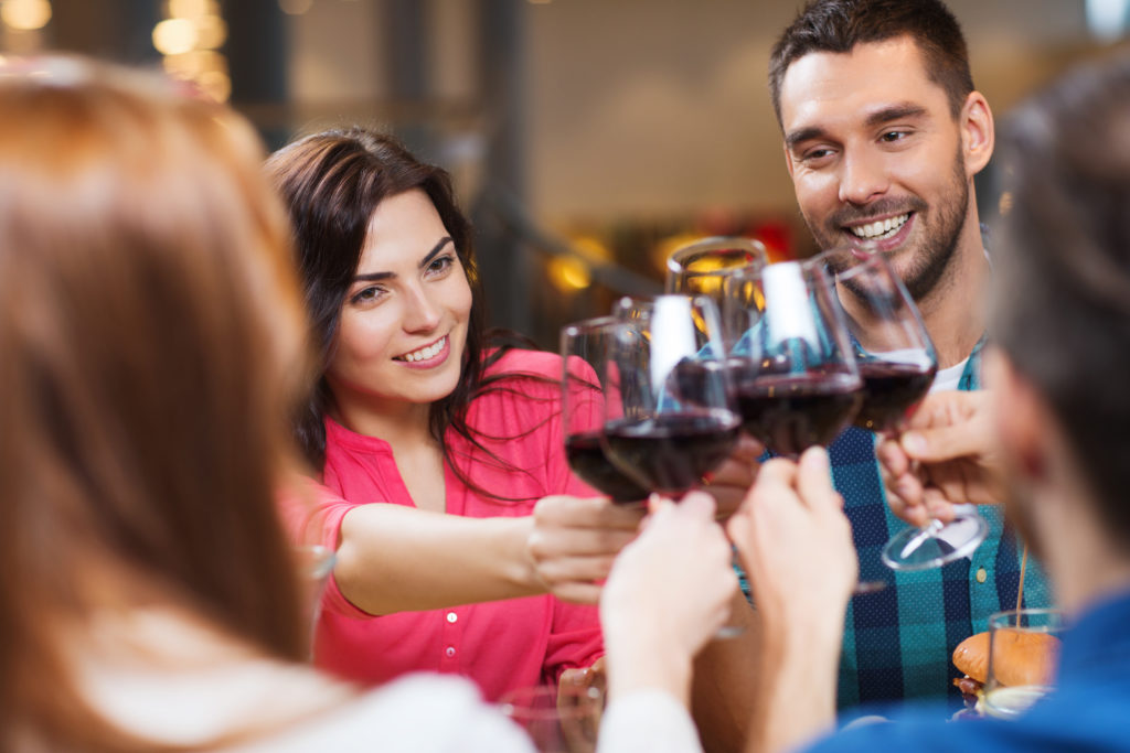 Gegen ein Gläschen Wein am Abend ist nichts einzuwenden. Doch oft gehört Alkoholkonsum zum Alltag. Wer es keine zwei Tage ohne Drink aushält, sollte dies als Warnzeichen sehen. (Bild: Syda Productions/fotolia.com)