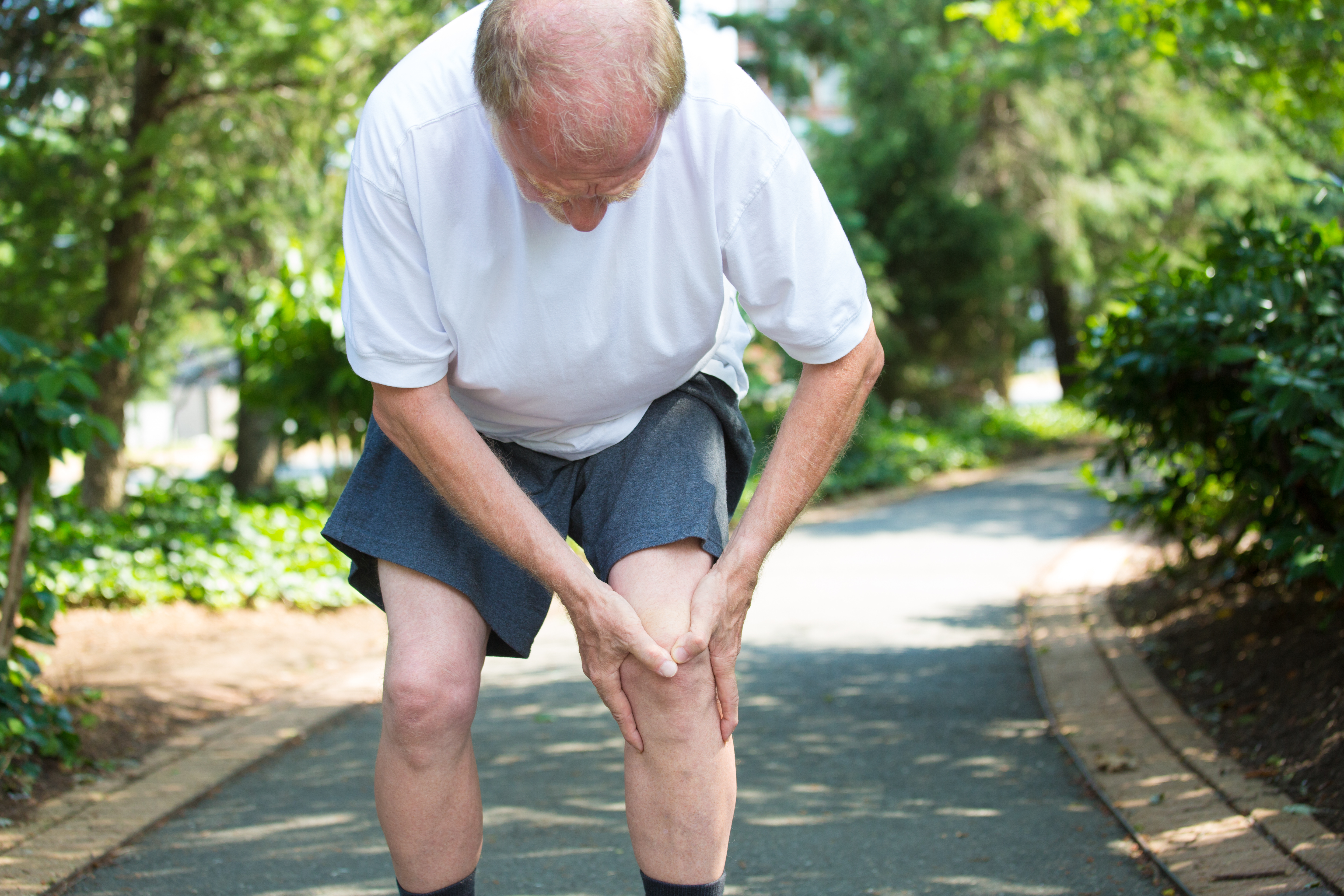 Судороги у пожилых женщин причины и лечение. Боль в суставах. Ноги пожилого человека. Суставы пожилых.