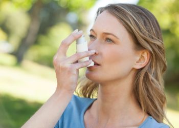 Wissenschaftler fanden heraus, dass Yoga Asthmatikern helfen könnte ihre Lebensqualität zu verbessern. Durch Yoga-Übungen können Betroffene die Symptome der Erkrankung lindern. (Bild: WavebreakmediaMicro/fotolia.com)