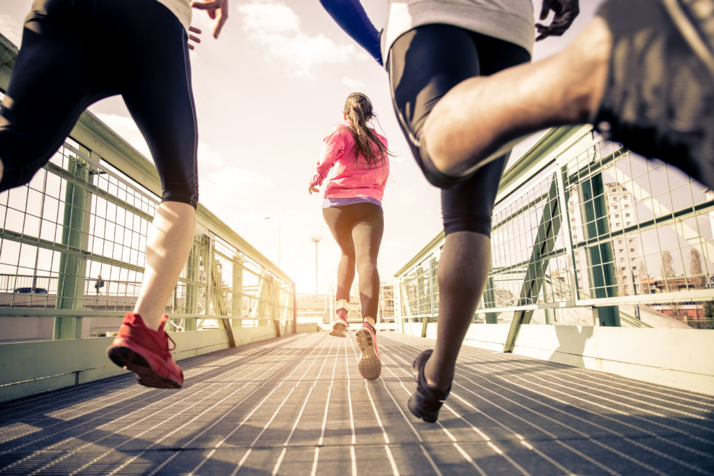 Einer Studie der Techniker Krankenkasse zufolge ist Deutschland mittig zweigeteilt: In eine Hälfte, die sportlich aktiv ist und eine, die sich selbst als Sportmuffel bezeichnet. (Bild: oneinchpunch/fotolia.com)