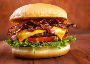 In Schmelzkäse, der unter anderem für Burger verwendet wird, sind meist viele Phosphate enthalten. Wer große Mengen davon konsumiert, riskiert hohen Blutdruck. (Bild: arska n/fotolia.com)