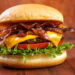 In Schmelzkäse, der unter anderem für Burger verwendet wird, sind meist viele Phosphate enthalten. Wer große Mengen davon konsumiert, riskiert hohen Blutdruck. (Bild: arska n/fotolia.com)
