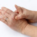 Vor wenigen Jahren wurde eine Studie veröffentlicht, die aufzeigte, wodurch das Knacken der Finger entsteht. Nun hegen Forscher Zweifel an der These und behaupten, dass eine andere Ursache dafür verantwortlich sei. (Bild: Astrid Gast/fotolia.com)