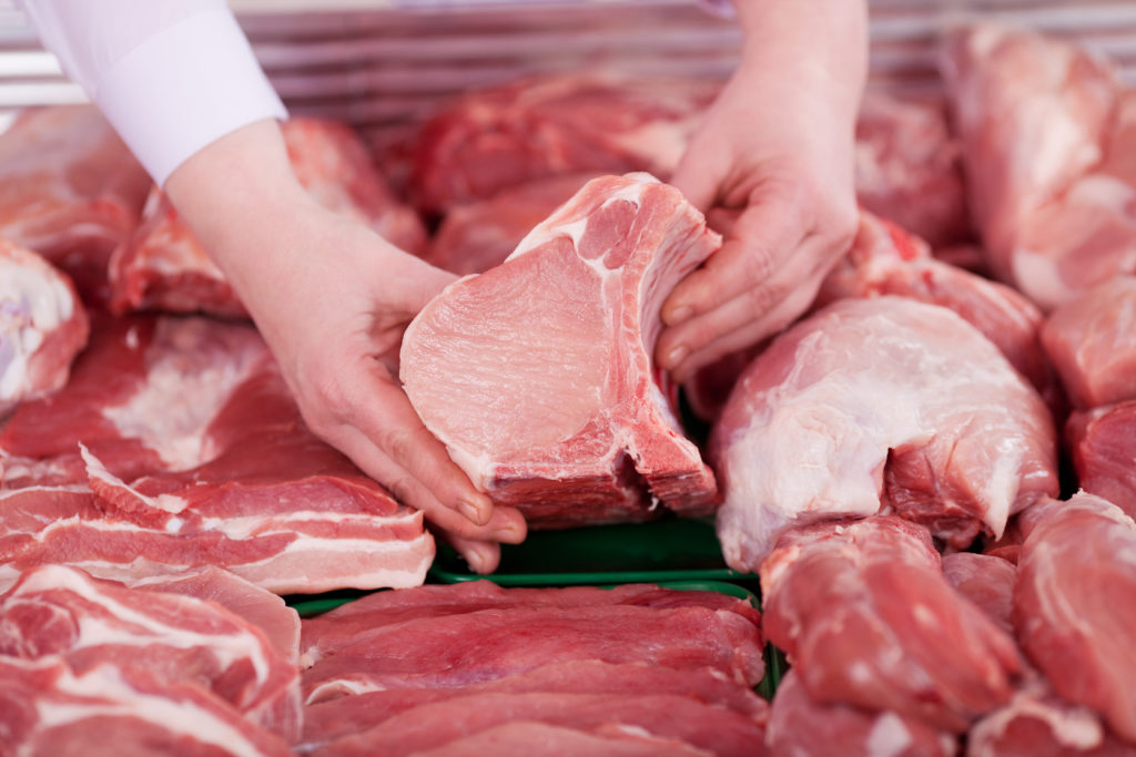 In Schweinefleisch wurden bis zu zwei Zentimeter lange Glassplitter gefunden. Die beim Discounter Netto verkauften Produkte werden zurückgerufen. (Bild: contrastwerkstatt/fotolia.com)