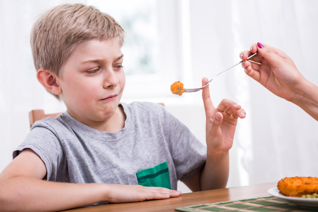 Viele Menschen meinen Essen schmeckt nicht, wenn es nicht ausreichend gesalzen ist. Doch zuviel Salz ist ungesund. In Japan wurde nun eine Gabel erfunden, die durch leichte Elektroschocks einen Salzgeschmack im Mund erzeugt. (Bild: Photographee.eu/fotolia.com)