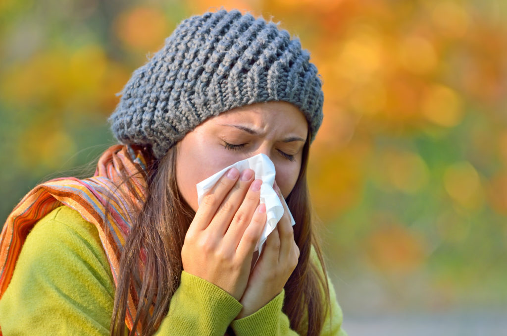 Virusinfektionen wie eine Grippe können nicht nur zu körperlichen Symptomen führen, sondern auch depressive Verstimmungen auslösen. Forscher haben nun herausgefunden, warum das so ist. (Bild: Laurentiu Iordache/fotolia.com)