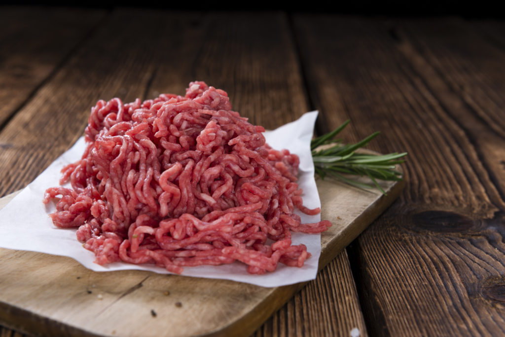 Vor allem bei Wärme vermehren sich Bakterien im Hackfleisch sehr schnell. (Bild: Andrey Starostin/fotolia.com)