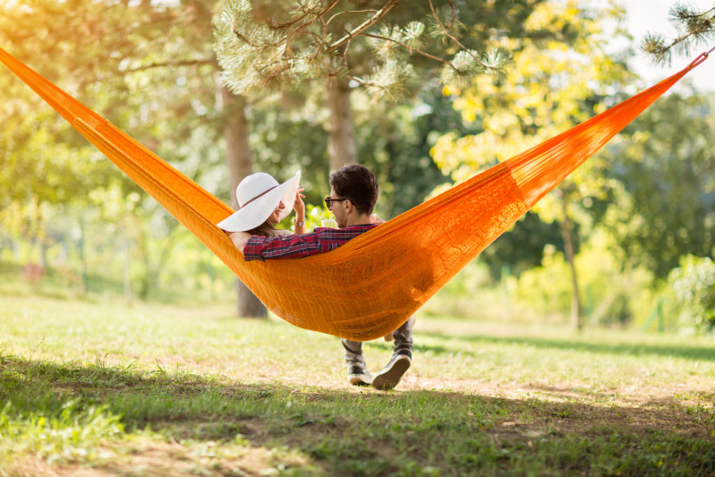 Wissenschaftler fanden heraus, dass ein Wohnort im Grünen mit vielen Bäumen und Büschen unsere psychische Gesundheit verbessert und die Lebenserwartung steigert. (Bild: Igor Mojzes/fotolia.com)