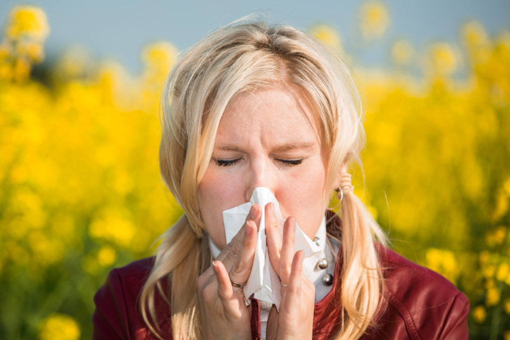 Heuschnupfen-Beschwerden können mit einfachen Hausmitteln gelindert werden. (Bild: Sandor Jackal/fotolia.com)