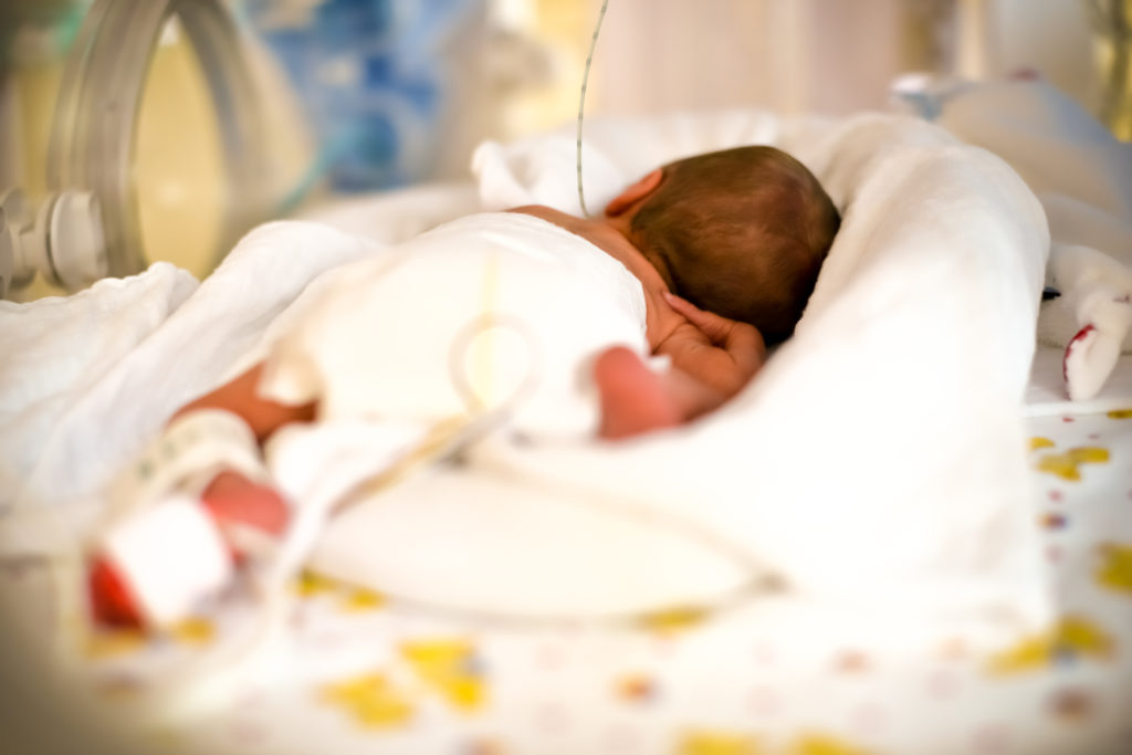 Mediziner aus Polen hielten eine hirntote werdende Mutter noch 55 Tage am Leben, um anschließend ihr ungeborenes Baby zu retten. (Bild: Tobilander/fotolia.com)
