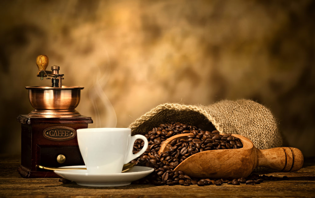 Lange Zeit wurde angenommen, dass ein hoher täglicher Kaffeekonsum schlecht für unsere Gesundheit ist. Jetzt erklärten aber Experten, dass gesunde Menschen täglich ruhig vier bis fünf Tassen Espresso zu sich nehmen können. (Bild: Antonio Gravante/fotolia.com)