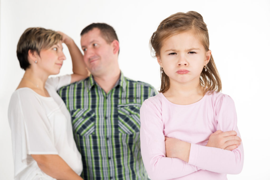 Forscher fanden heraus, dass Prügel bei der Kindererziehung negative Folgen haben. Durch solche Maßnahmen werden die Mannieren der Kinder nicht verbessert. Sie führen eher zu Trotz, Aggressionen, psychischen und kognitiven Schwierigkeiten. (Bild: Kitty/fotolia.com)