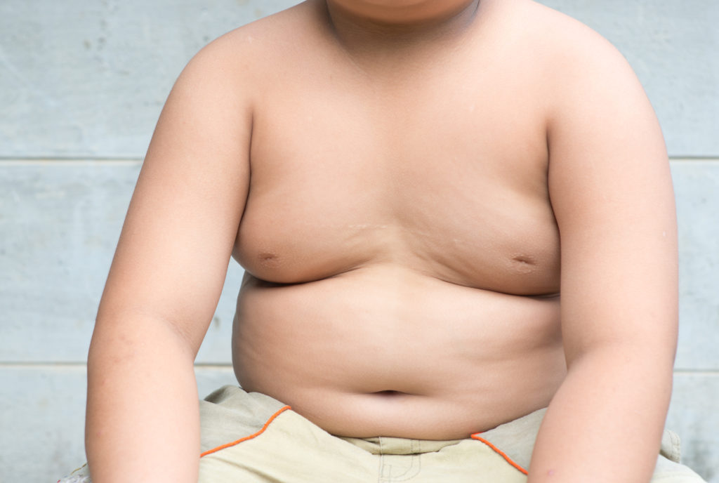 Wissenschaftler stellten fest, dass die Einschätzung der Eltern, dass ihre Kinder übergewichtig sind, zu Übergewicht führen kann. (Bild: kwanchaichaiudom/fotolia.com)
