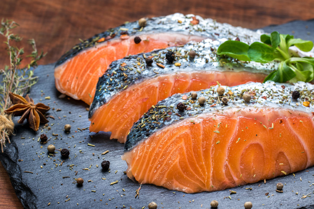 Werdende Mütter sollten zweimal in der Woche Lachs essen, um die Wahrscheinlichkeit zu reduzieren, dass ihr ungeborenes Kind im späteren Leben Asthma entwickelt. (Bild: karelnoppe/fotolia.com)