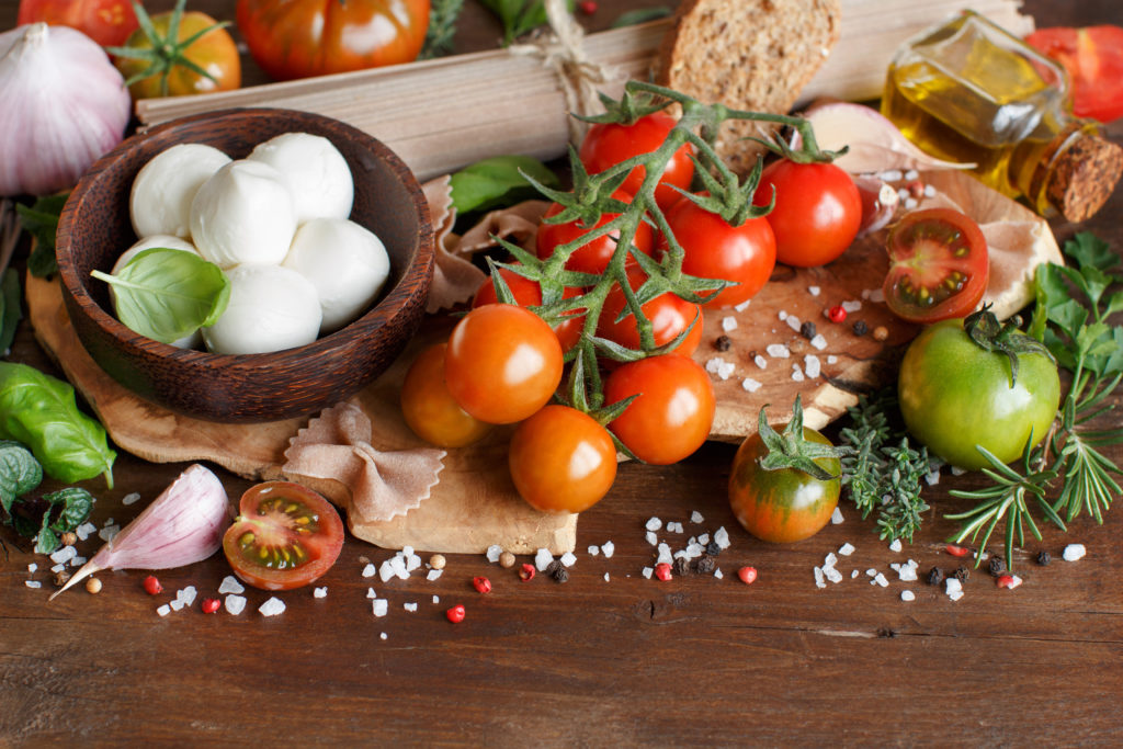 Eine mediterrane Ernährung kann Menschen mit Herzerkrankungen vor Herzinfarkten und Schlaganfällen schützen. Also sollten Betroffene mehr Fisch, Obst und Gemüse essen, um ihre Gesundheit zu verbessern. (Bild: katrinshine/fotolia.com) 