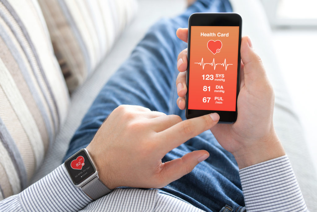 Mann nutzt Smartphone mit Gesundheits-App 