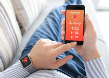 Mann nutzt Smartphone mit Gesundheits-App