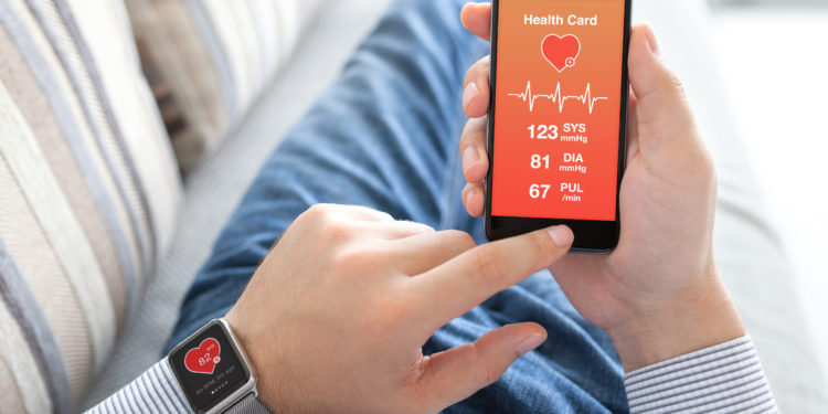 Mann nutzt Smartphone mit Gesundheits-App