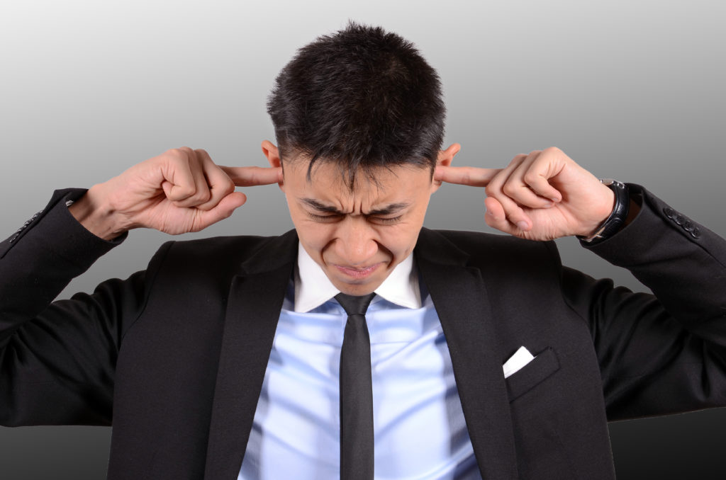 Die anhaltende Lärmbelastung im Alltag kann ernste gesundheitliche Folgen haben, weshalb Experten raten, den Ohren öfter eine Pause zu gönnen. (Bild:photo 5000/fotolia.com)