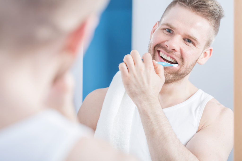 Männer sollten ganz besonders auf eine gute Mundhygiene achten. Wie Forscher aus Taiwan herausgefunden haben, leiden viele Männer die Erektionsprobleme haben, auch an Parodontitis. (Bild: Photographee.eu/fotolia.com)