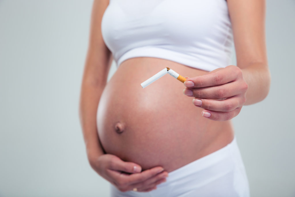 Rauchen während der Schwangerschaft ist noch gefährlicher als bisher bekannt war. Wie deutsche Forscher Das Erbgut des Ungeborenen kann dadurch verändert werden. (Bild: vadymvdrobot/fotolia.com)