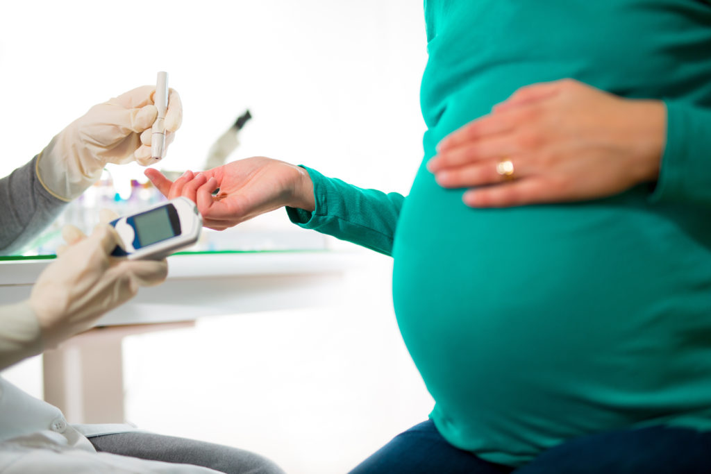 Wenn werdende Mütter übergewichtig oder an Diabetes erkrankt sind, steigt die Wahrscheinlichkeit für die Übergröße des Neugeborenen. (Bild: Mediteraneo/fotolia.com) 