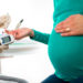 Wenn werdende Mütter übergewichtig- oder an Diabetes erkrankt sind, steigt die Wahrscheinlichkeit für die Übergröße des Neugeborenen. (Bild: Mediteraneo/fotolia.com)