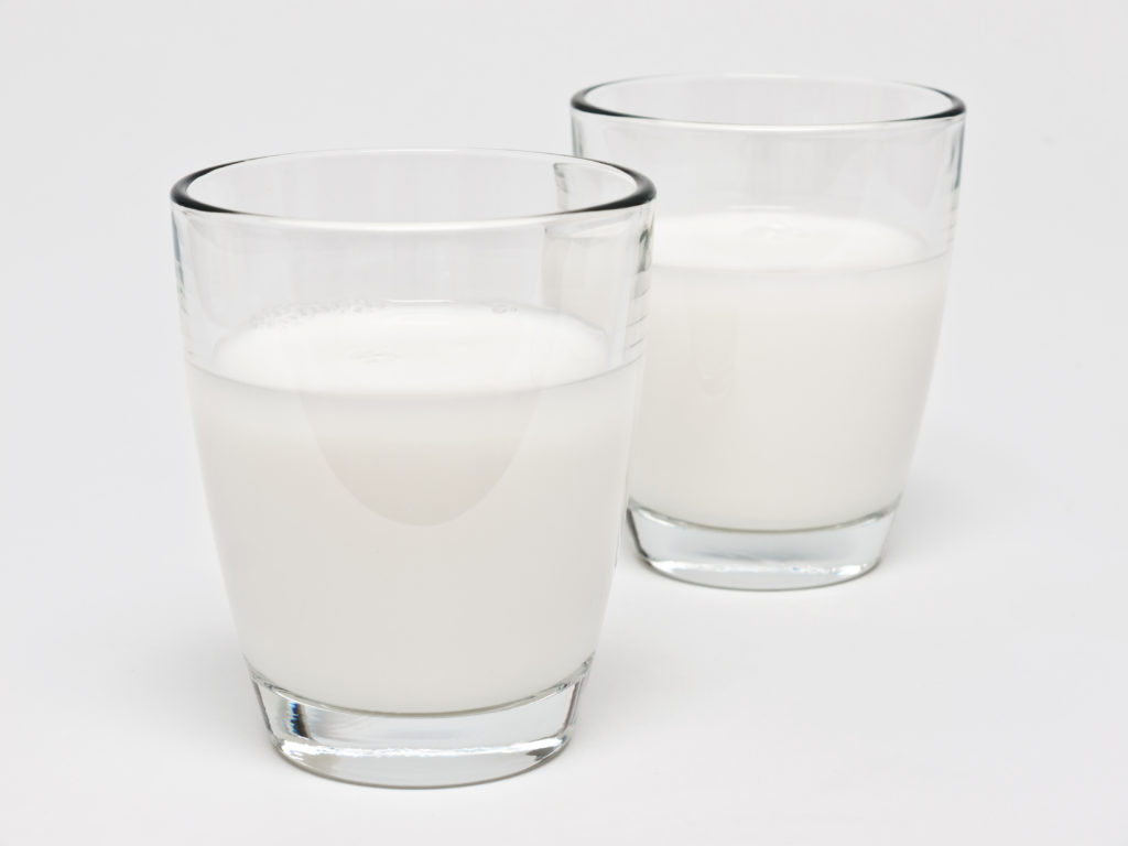 Rohmilch kann gesundheitliche Vorteile bieten, doch rät das BfR diese vor dem Verzehr abzukochen. (Bild: rdnzl/fotolia.com)