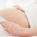 Obwohl werdende Mütter ein immer größeres Bäuchlein bekommen und sich bei ihnen typische Anzeichen wie Übelkeit zeigen, merken manche Frauen nicht, das sie schwanger sind. (Bild: Photographee.eu/fotolia.com)