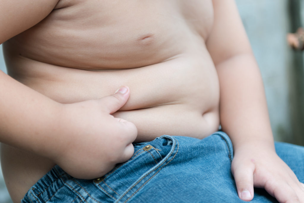 Viele Erstklässler sind übergewichtig oder sogar fettleibig. Gesundheitsexperten empfehlen mehr Sport und weniger Zucker für Kinder. (Bild: kwanchaichaiudom/fotolia.com