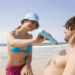 Hautärzte raten dazu, sich im Sommer gut einzucremen, um sich vor Sonnenbrand zu schützen. Doch in Sonnenmilch enthaltene Chemikalien können männliche Spermien stören. (Bild: tunedin/fotolia.com)