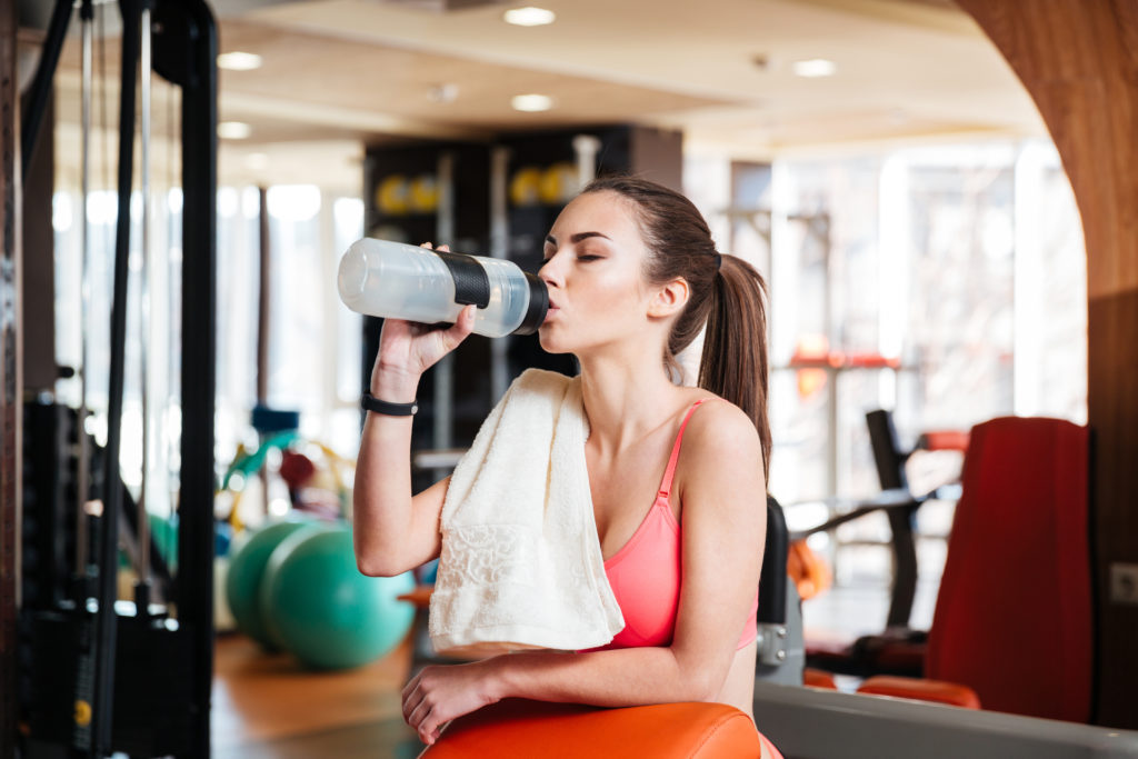 Wer sich beim Sport ordentlich auspowert, braucht eine Erfrischung. Auf zuckerhaltige Getränke sollte dabei besser verzichtet werden. (Bild: vadymvdrobot/fotolia.com)