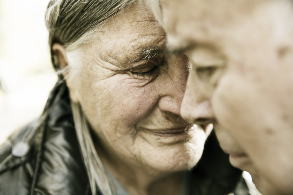 Trauer nach dem Verlust eines nahestehenden Menschen ist ganz normal. Wenn die Trauerphase aber zu lange dauert, sollten Betroffene professionelle Hilfe suchen. (Bild: bilderstoeckchen/fotolia.com)