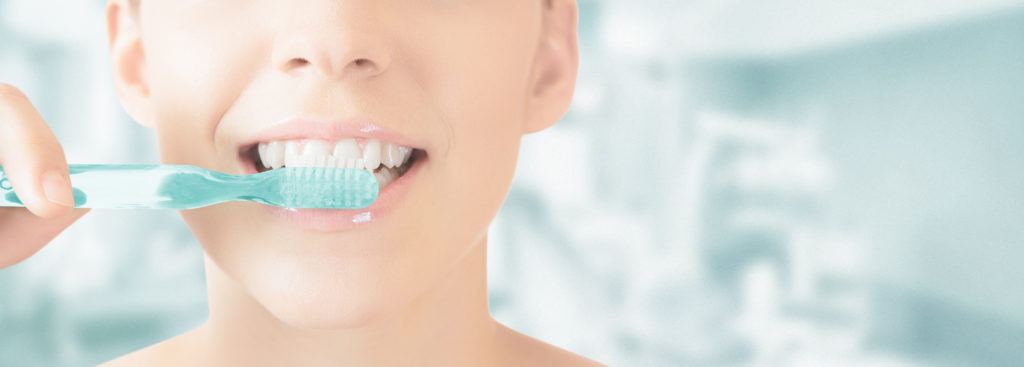 Wer Zahnbelag nicht regelmäßig entfernt, riskiert Zahnstein und in der Folge Karies, Zahnfleischentzündungen oder Parodontitis. (Bild: ALDECAstudio/fotolia.com)