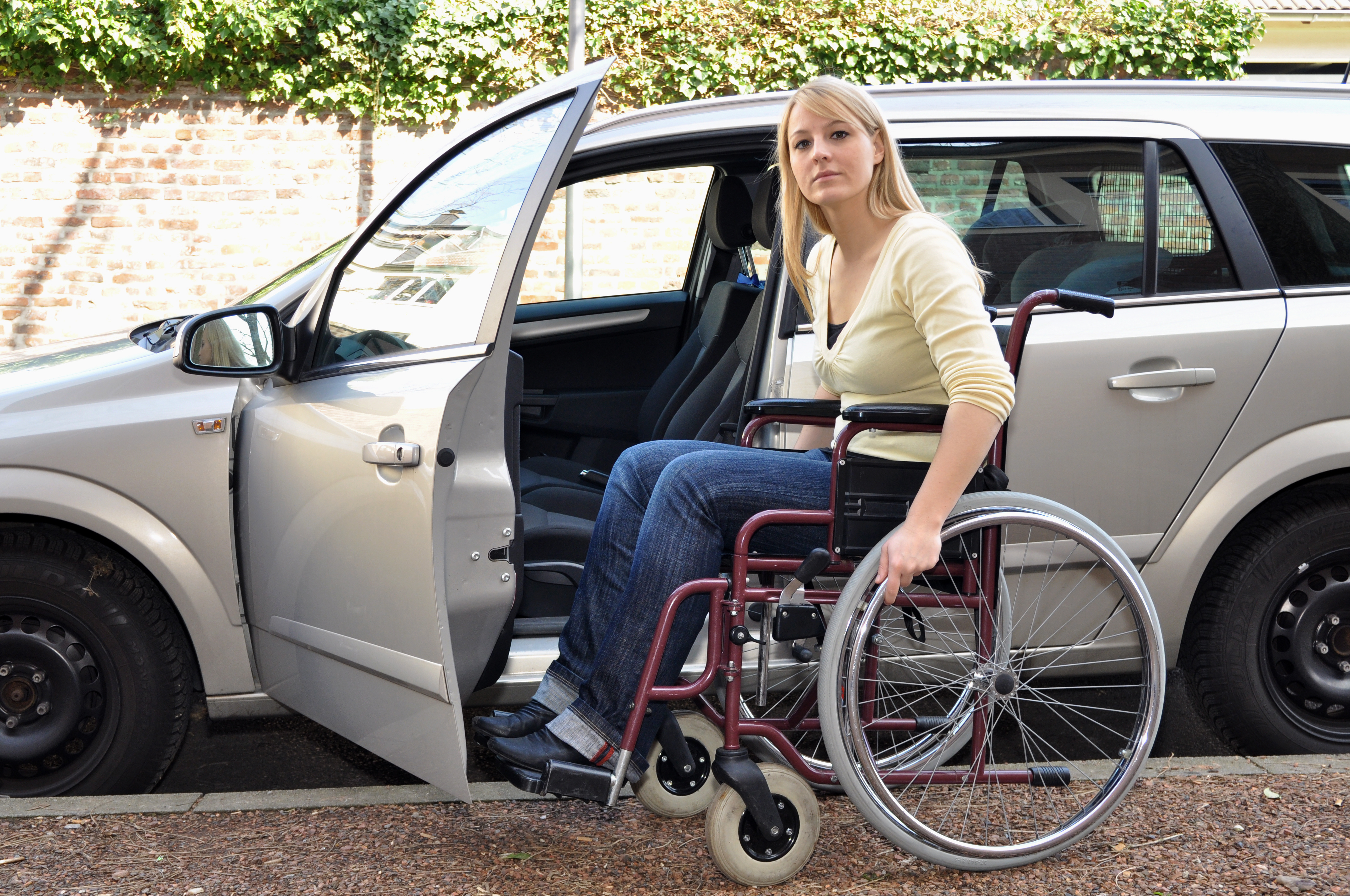 Где купить машину инвалиду. Автомобиль для инвалидов. Автомобиль для колясочников. Машина для людей с ограниченными возможностями.