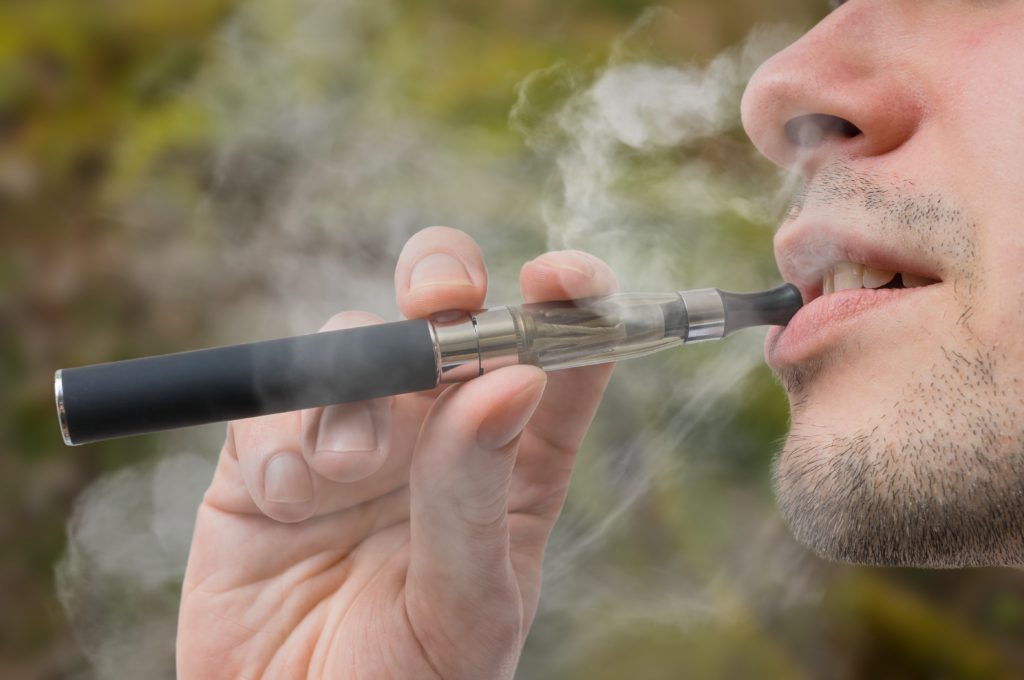 Britische Wissenschaftler sehen in E-Zigaretten eine sinnvolle Alternative für Raucher. (Bild:  vchalup/fotolia.com) 