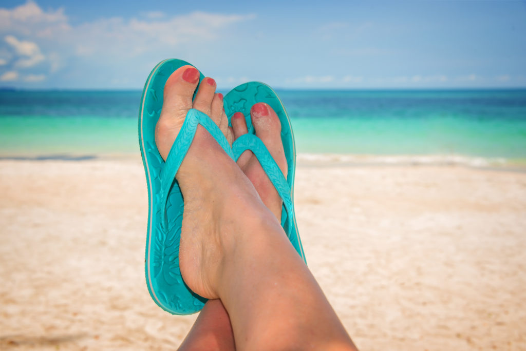 Flipflop-Fans werden immer wieder vor Fusschäden durch die Badesandalen gewarnt. (Bild: Delphotostock/fotolia.com)