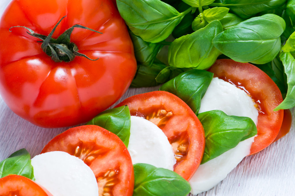 Für einen guten und leckeren Mozzarella muss nicht viel Geld ausgegeben werden. (Bild: mubus/fotolia.com) 