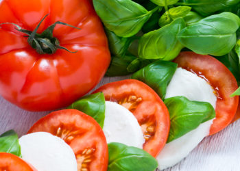 Für einen guten und leckeren Mozzarella muss nicht viel Geld ausgegeben werden. (Bild: mubus/fotolia.com)