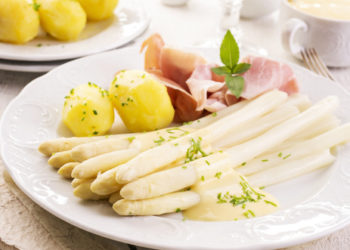 Wer zum Spargel gerne Frühkartoffeln isst, braucht diese nicht zu schälen. (Bild: karepa/fotolia.com)