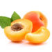Aprikosen sind lecker und sehr beliebt, es gibt jetzt aber einen fragwürdigen Gesundheitstrend, der Krebspatienten dazu rät Aprikosenkerne zu essen. Die Kerne sollen die Asurbeitung der Krankheit verhindern. Forscher warnen aber davor, dass Aprikosenkerne ein Gift in unserem Körper bilden. (Bild: Dionisvera/fotolia.com)