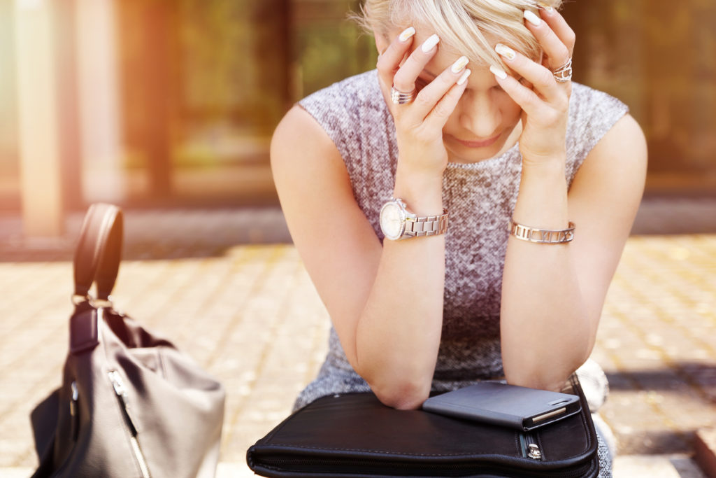 Zwar entfallen auf junge Arbeitnehmer weniger Fehltage, doch sie sind deutlich öfter krankgeschrieben als ihre älteren Kollegen. Viele von ihnen fühlen sich gestresst und ausgebrannt. (Bild: underdogstudios/fotolia.com)