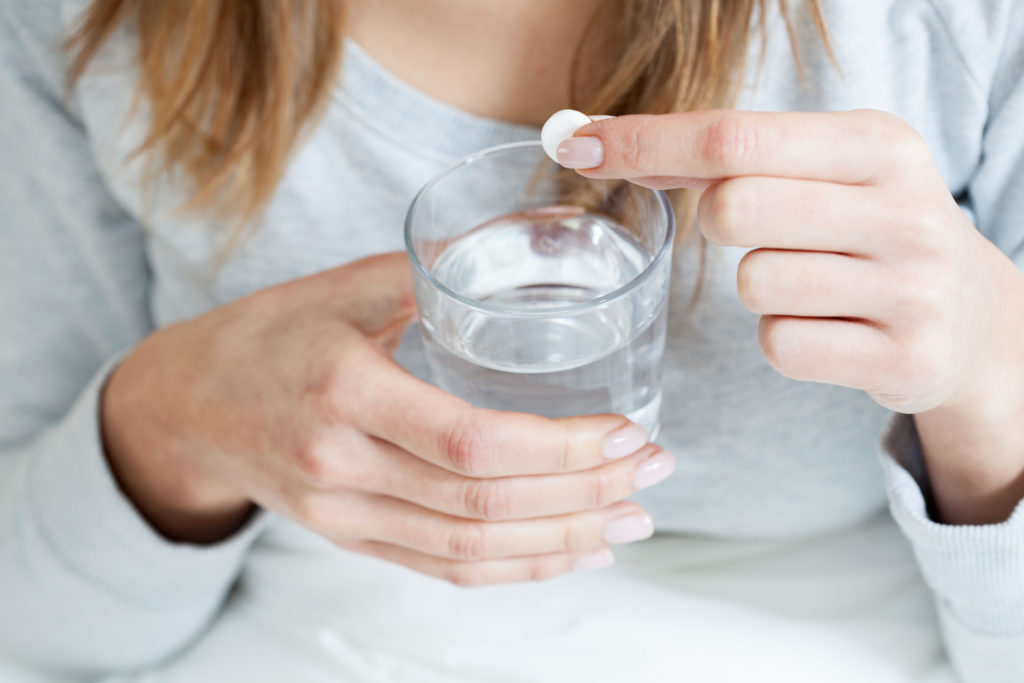 Aspirin wird oft bei leichten Schmerzen eingesetzt. Viele Menschen nehmen das Medikament beispielsweise bei Kopfschmerzen. Aber die Arznei kann noch mehr. Forscher stellten jetzt fest, dass Aspirin schwere Schlanganfälle vermeiden kann. (Bild: Photographee.eu/fotolia.com)