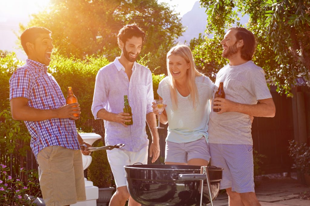 Eine gesellige Grillparty ohne Bier ist für die meisten Menschen kaum vorstellbar. Das "kühle Blonde" schmeckt aber nicht nur im Glas, sondern auch als Zutat in Soßen und Salaten. (Bild: Daxiao Productions/fotolia.com)