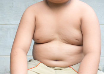 Eine neue Studie legt nahe, dass starkes Übergewicht für rund ein ein Viertel aller Asthma-Fälle bei fettleibigen Kindern verantwortlich ist. (Bild: kwanchaichaiudom/fotolia.com)