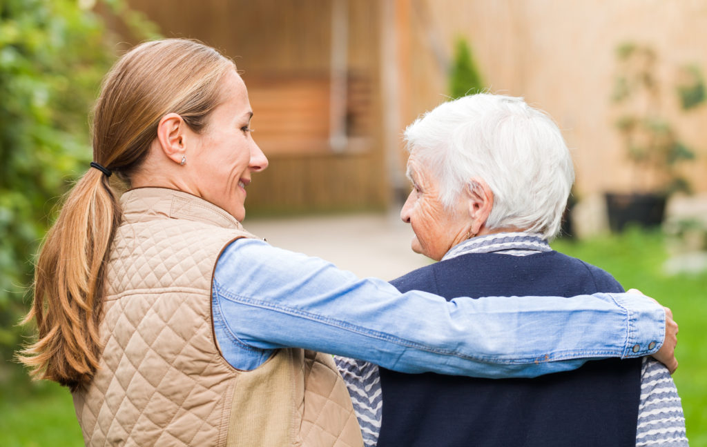 Demenz geht nicht nur mit einem immer schlechter werdenden Gedächtnis einher, sondern auch mit zahlreichen weiteren Symptomen. Bei der Pflege sollte darauf geachtet werden, Patienten zu fordern, aber nicht zu überfordern. (Bild: Ocskay Bence/fotolia.com)