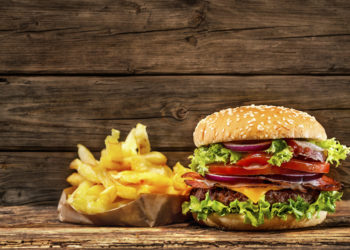 Laut einer neuen Studie könnte der hohe Konsum von Junkfood wie Hamburgern für die Zunahme von Lebensmittelallergien verantwortlich sein. (Bild: Alexander Raths/fotolia.com)