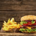 Laut einer neuen Studie könnte der hohe Konsum von Junkfood wie Hamburgern für die Zunahme von Lebensmittelallergien verantwortlich sein. (Bild: Alexander Raths/fotolia.com)