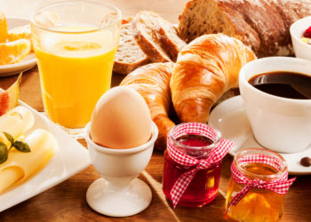 Ein gesundes Frühstück ist ein guter Start in den Tag. Viele Menschen genießen morgens ein Brötchen mit Marmelade und einen frischen Kaffee. Forscher untersuchten jetzt die Auswirkungen des Frühstücks auf unser Gewicht. (Bild: exclusive-design/fotolia.com)